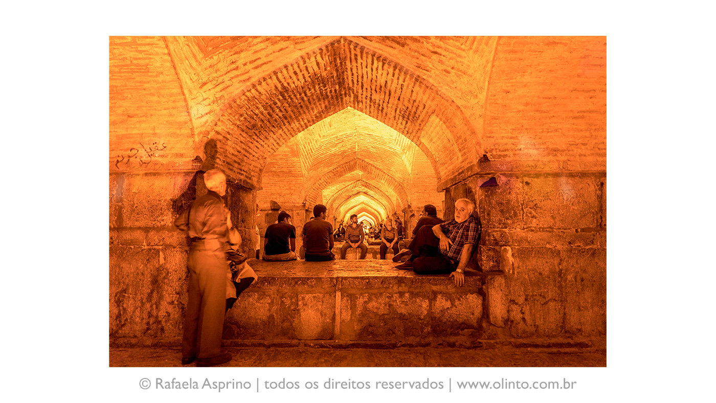 Fotografia impressa em fine art. Cantores da ponte Khaju, Isfahan, Irã