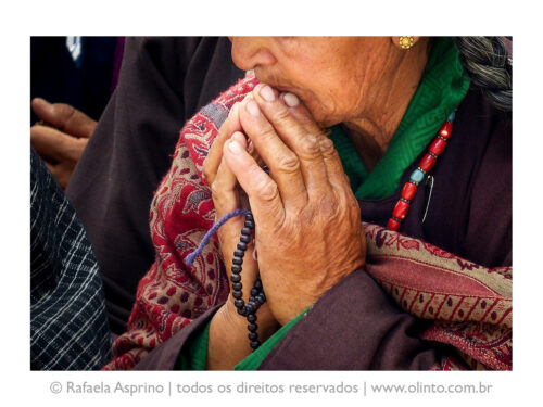 Mulher Budista em Oração em Leh - Fotografia impressa em fine art.